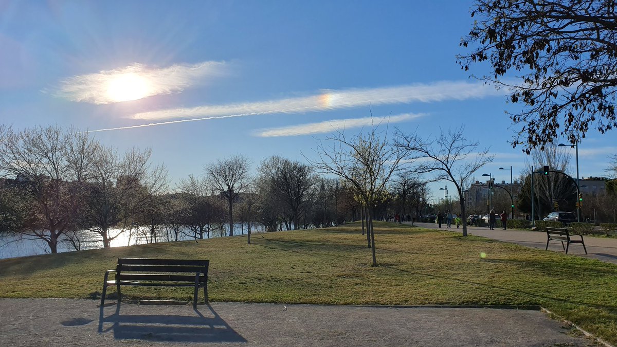 EcoTecnix's tweet photo. @EvaBerlangaC @eltiempo_atv esto sería un parhelio? Hoy en la ribera. El curso de #tiempoyclima que me hace ver cosas por el cielo... jejeje https://t.co/55be9OPmlq