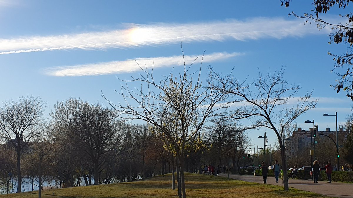EcoTecnix's tweet photo. @EvaBerlangaC @eltiempo_atv esto sería un parhelio? Hoy en la ribera. El curso de #tiempoyclima que me hace ver cosas por el cielo... jejeje https://t.co/55be9OPmlq