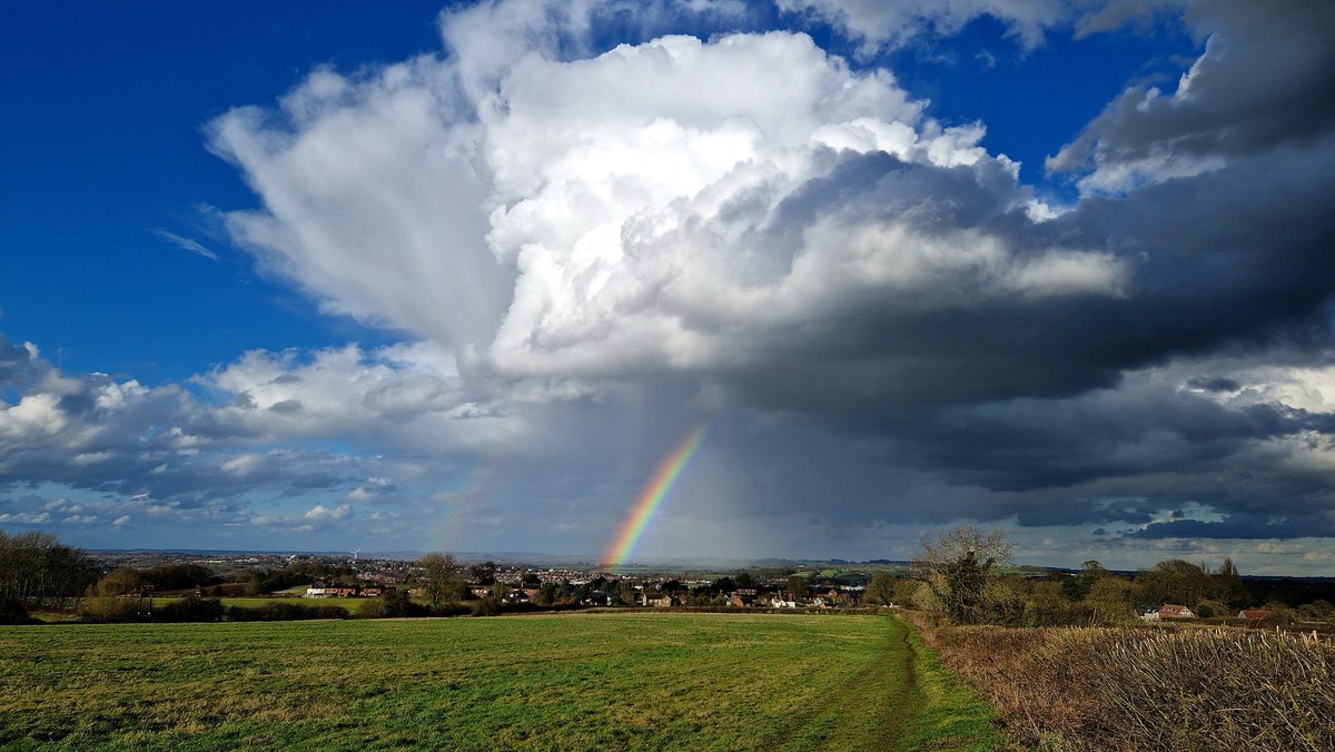 UK spring in a nutshell. Some stunning showers, sun and 🌈 This over Stanton but Dale, Derbyshire on Friday @StormHour @ThePhotoHour