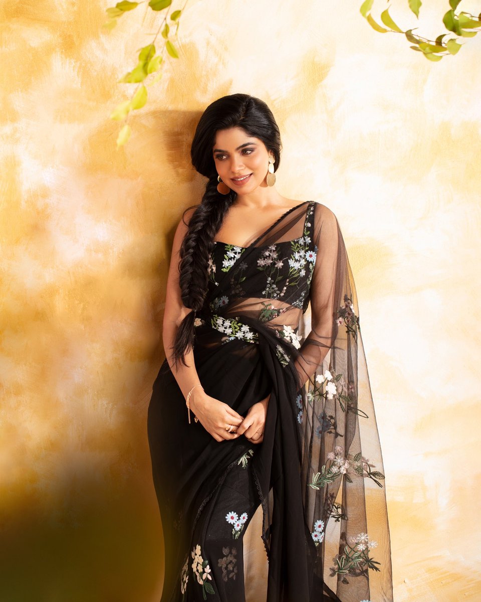 TodayGlitz's tweet photo. #DivyaBharathi #divyabharathihot https://t.co/3HWn3eOn9R