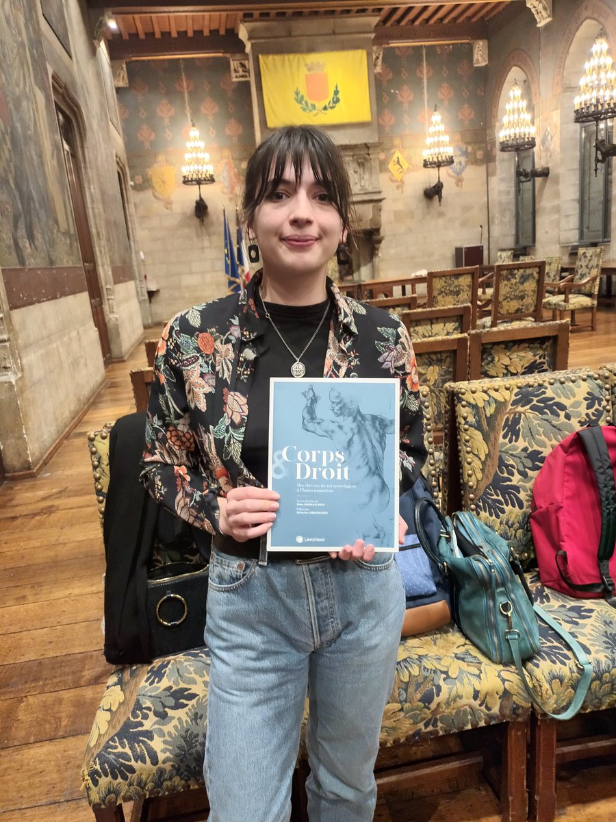 Félicitations à Tanaïs Jamet, étudiante en L1 droit à Poitiers, qui a brillamment représenté notre Faculté, lors de la finale du concours d'éloquence sur le thème "corps et droit" qui s'est déroulée le 17 mars à Douai dans le cadre de la fête du droit. Bravo à Amiens qui a gagné.