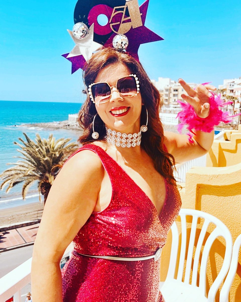 CurvyElegante's tweet photo. La vida con color se vive mejor.✨🪩
En base a mi experiencia felicidad la defino como la mezcla de
actitud y acción
que dan lugar a Resiliencia.
🪩🪩🪩🪩🪩🪩🪩🪩
#carnavalmaspalomas #color #alegria #curvassanas #eresperfecta #curvyelegante #carmenartiles https://t.co/w4rN69pP6f