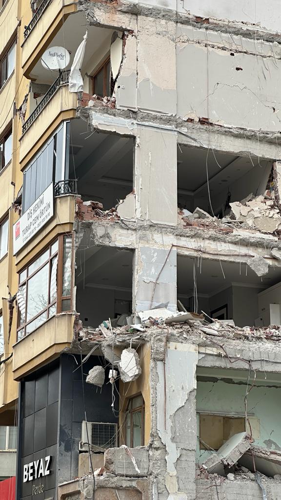 Bakın 2. katta klinigim vardı. 6 şubata uyandığımda cihazlarım gitti geriye borçları kaldı.
 #depremzededişhekimleri 

<a href="/saglikbakanligi/">T.C. Sağlık Bakanlığı</a> <a href="/drfahrettinkoca/">Dr. Fahrettin Koca</a> @tbmmresmi @hmbakanligi <a href="/csgbakanligi/">T.C. Çalışma ve Sosyal Güvenlik Bakanlığı</a>
<a href="/TDB_TDA/">Türk Dişhekimleri Birliği</a>