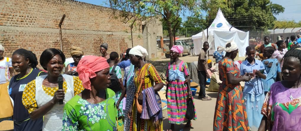 ACODEVU's tweet photo. Today in Moyo District, women turned up in large numbers to receive family planning services and counselling during a market outreach. Together with the incharge and other health workers of Laropi HCIII, ACODEV successfully administered FP services to women and men
#FpMoyo
#MOAFp https://t.co/zliFc0q1HX
