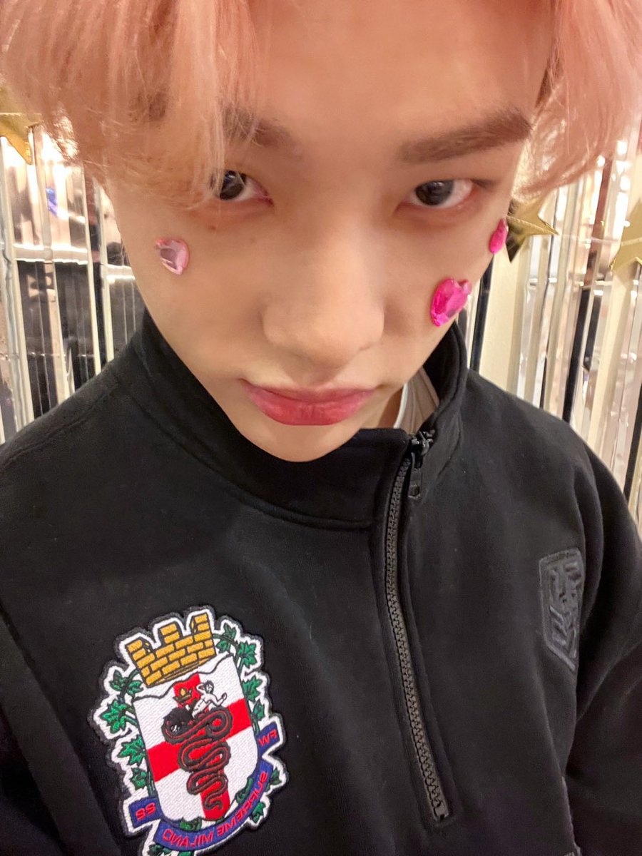 skzinfoesp's tweet photo. Mensajes de Stray Kids felicitando a HJ por su cumpleaños ❣️

🐺 Bang Chan: Sé 100 veces más feliz!
🐰 Leeknow: feliz cumpleaños
🐰🐷 Changbin: Eres ♡ en sí mismo, encantador hwang ><"

GENIUS DANCER HYUNJIN
#영원보다_오래_사랑해_현진아
#HyunjinPaintsTheWorld
#HappyHyunjinDay https://t.co/888BUSKDkl
