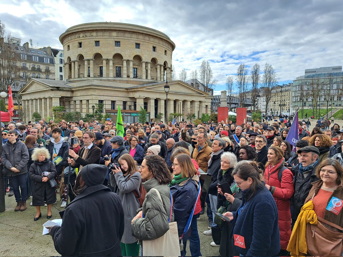 leafiloche's tweet photo. 📣 Un meeting en plein air, dans le 19eme ardt, un dimanche après-midi, et c'est 500 personnes prêtes à continuer de se mobiliser ici et ailleurs ! On ne lâche rien, on reste unis et soudés pour un autre projet de société ✊️ https://t.co/nu5Zc2M4wK