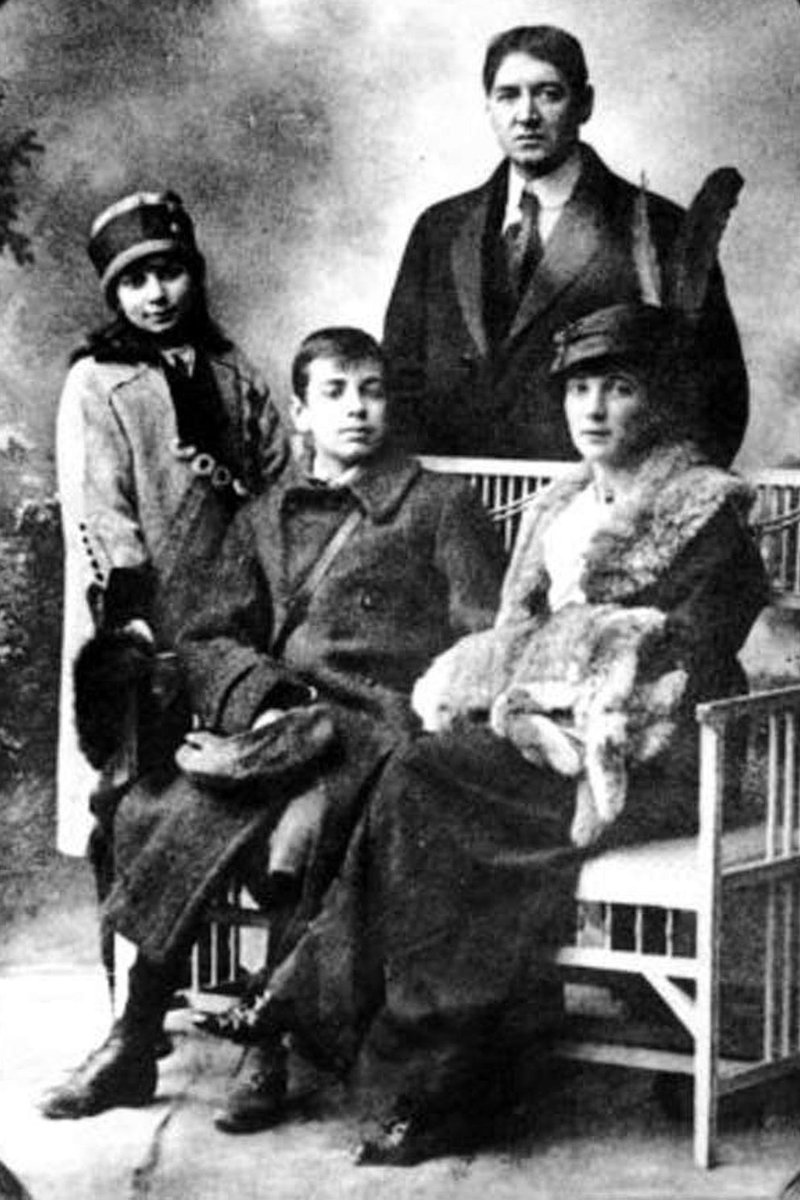 literlandweb1's tweet photo. «No comencé la escuela hasta los 9 años. Porque mi padre, como anarquista que era, desconfiaba de toda empresa dirigida por el Estado» 
Jorge Luis #Borges
📷Sentados, Jorge Luis y su madre, Leonor Acevedo Suárez. Detrás, su padre Guillermo y su hermana Norah. https://t.co/8P8Eikx8Te
