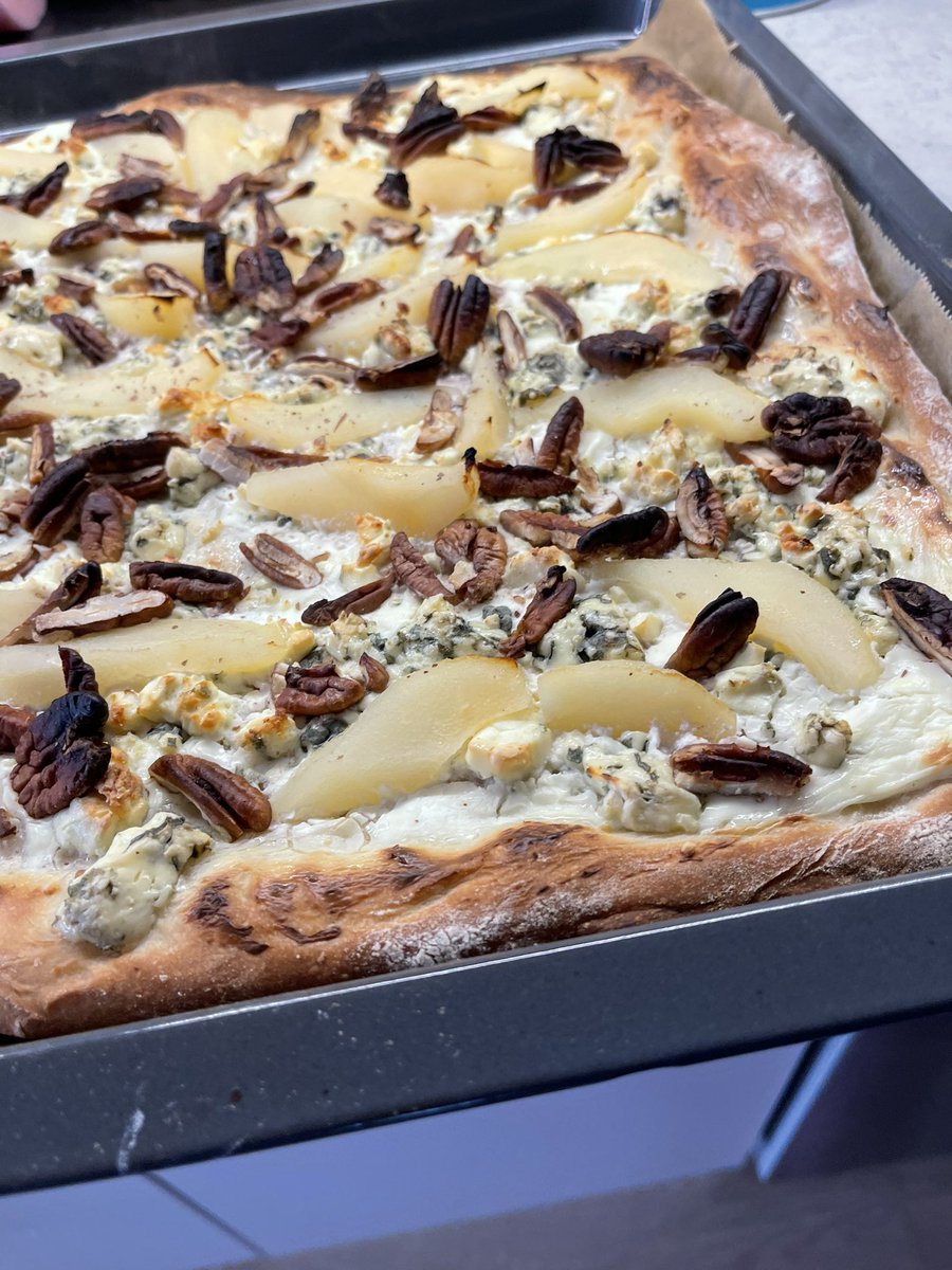 ChristaAhonen's tweet image. Leipasin myös pitsaa #pitsa #pixa #homejuusto #päärynä #pähkinä