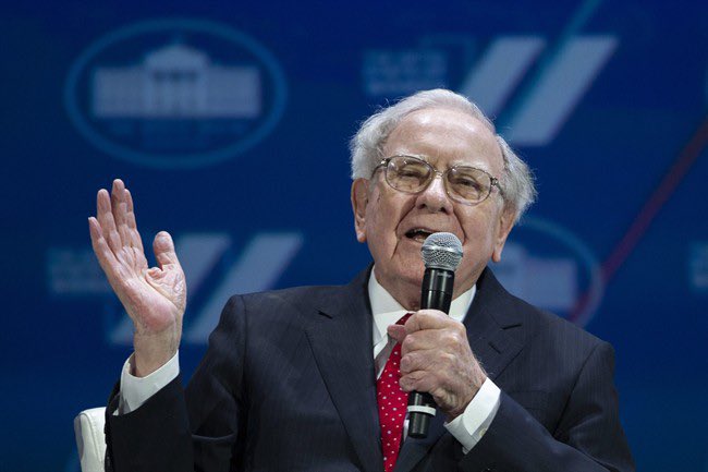 Warren Buffett has spoken with Biden officials about the banking turmoil.

Bloomberg reported talks focused on everything from his broader advice to possibly investing in banks. 

It’s a reminder of the role Buffett played during the 2008 crisis.

Here’s a quick recap… 🧵