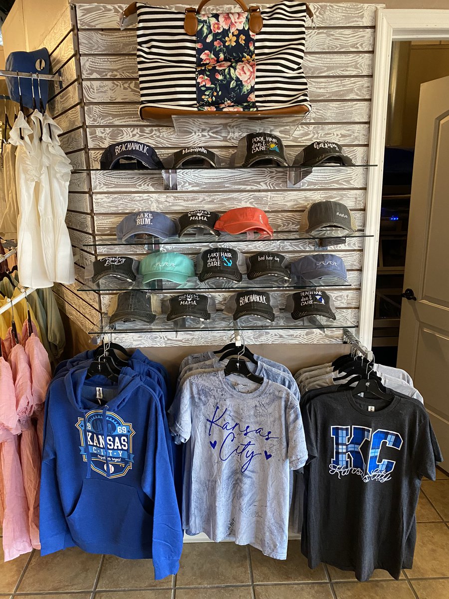 electricsun's tweet photo. Spring break sale ends today buy one get one 25% off Photos courtesy of our Lenexa location.   God bless and thanks for shopping small!  #electricsuntanning #boutique
355 North Moonlight Rd. gardner Kansas, 8700 Lackman Rd., Lenexa, KS https://t.co/lsEknlfgyi