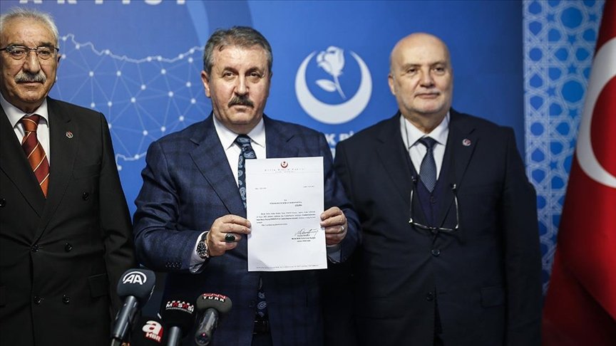 ANKAHABER6's tweet photo. Destici, Cumhurbaşkanı Erdoğan'ın cumhurbaşkanlığı adaylığı için partisinin verdiği kararı imzaladı https://t.co/spaqLls3PB