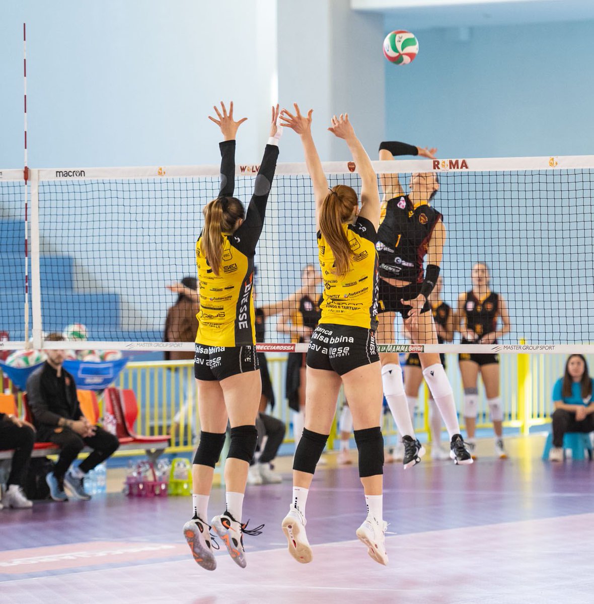 MilleniumBS's tweet photo. 5️⃣ SET
Roma 13 - Brescia 15
2-3
VITTORIA! 🔥
Le Leonesse vincono il quinto set e concludono il match per 3 a 2 ❤️🔥
Grandi ragazze! 🦁
#forzaleonesse💛🖤 #AjdeLavice #ROMBRE #SerieA #PoolPromozione https://t.co/V2uCRW3YpN