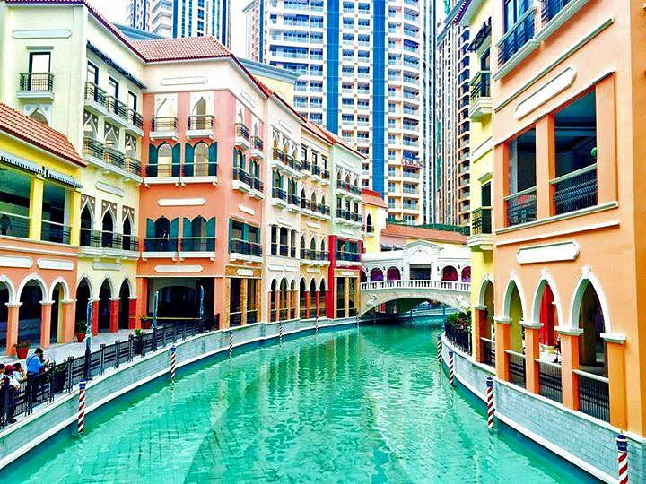 akiraXneomanila's tweet photo. I don't like malls but let me just comment on this one.

The Venice Grand Canal mall or whatever shit it is, WAS A BIG WASTE of OPPORTUNITY and etc. WHY?!? would you try hard to copy the archi style of Venice, when you could've opted for a more PH style water way?? kind of theme? https://t.co/UfRsste6hY