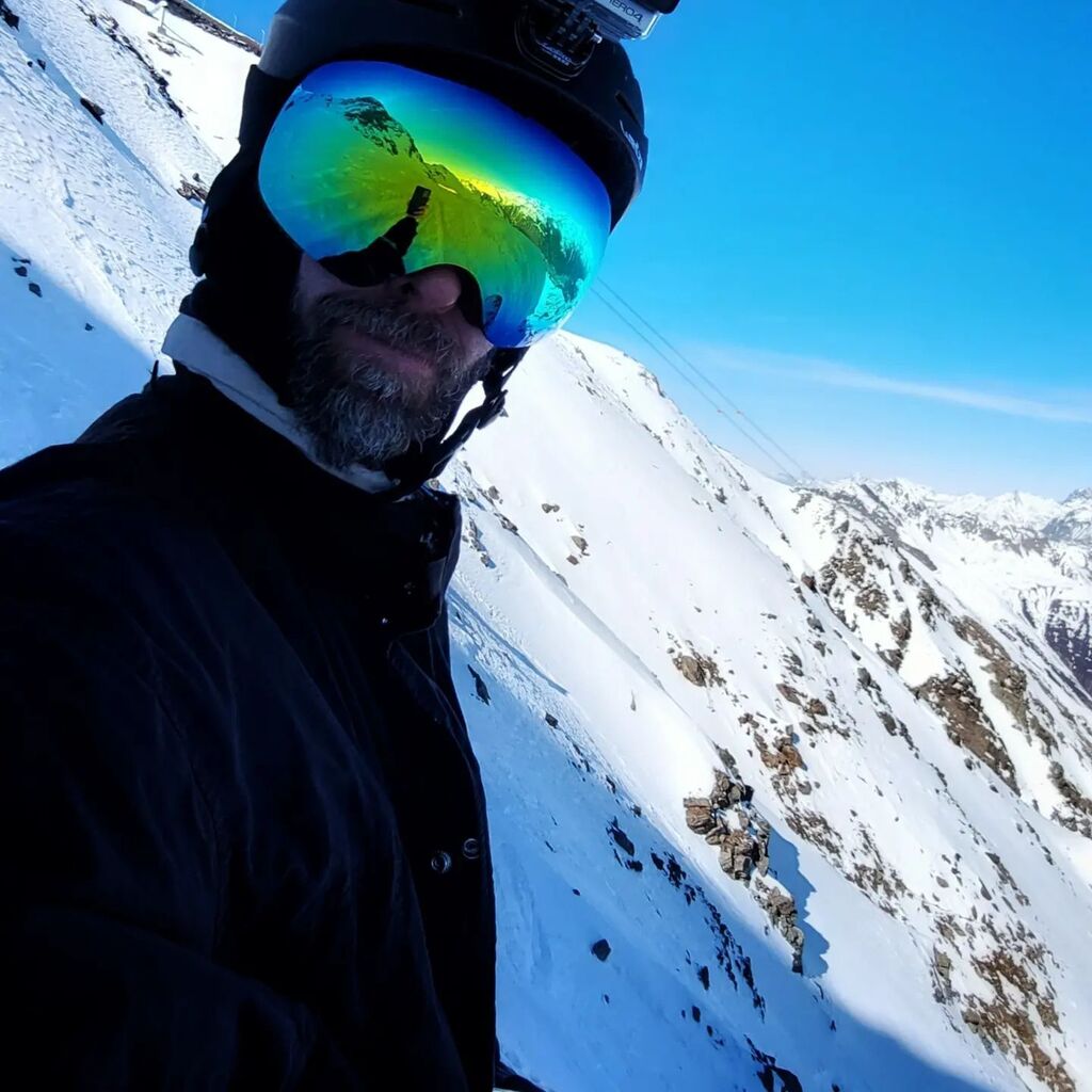 NothingDeclared's tweet photo. Beautiful final day of snowboarding 🏂 25 mountain runs in the steep powdery stuff which makes my heart happy. 56Km (35 miles) - Solden, Austria 🇦🇹 https://t.co/InMf41EK4r https://t.co/ocDnMoMjDH