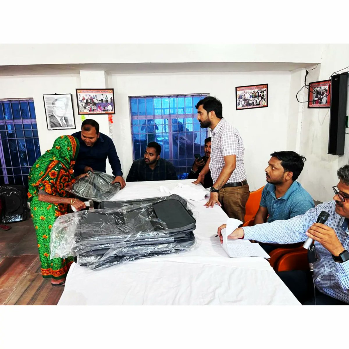 ADHARSHILA_ORG's tweet photo. बैंक ऑफ बड़ौदा के प्रबंधक द्वारा सभी वृद्ध माता पिता को एक बैग वितरण किया और उनका आशीर्वाद प्राप्त किया।#prayagrajcity #prayagraj #ngoworker #ngoindia #ngo #ngoworker #socialwork #socialworkers #social #oldagehomes #old https://t.co/LGiuhOH4mp