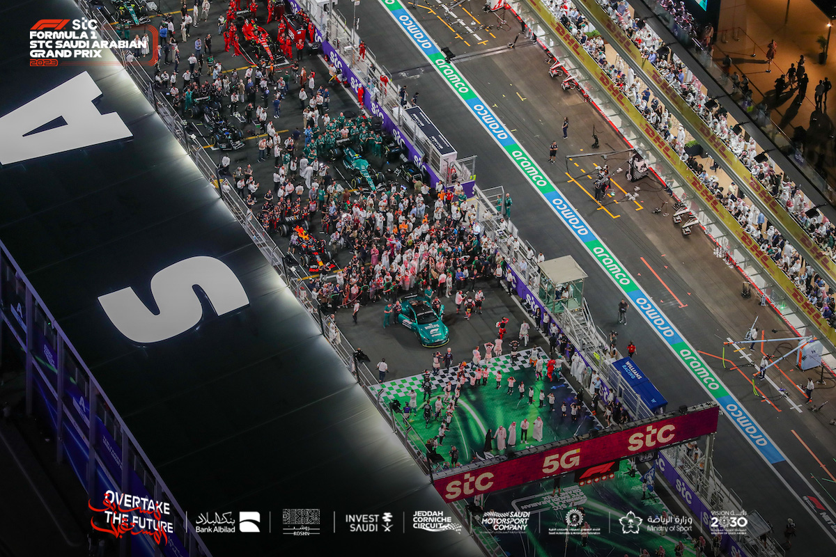 SaudiArabianGP's tweet photo. Spectacular scenes on the grid ahead of the #F1 stc #SaudiArabianGP! 

مشاهد رائعة لشبكة الانطلاق قبل جائزة السعودية الكبرى stc للفورمولا 1!

#فورمولا1_في_السعودية https://t.co/FIvuClxasP