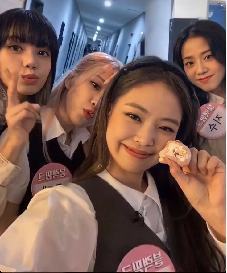 HStylesPeru's tweet photo. 📢| Las chicas de BLACKPINK 
pagaron su cena de Harry.  

Ellas recomendaron un restaurante en Seúl para Harry. Cuando fue a pagar la cuenta, los empleados le dijeron que ya habían pagado su cena por adelantado por lo que Harry quedó sorprendido. 🥺🤍
©️Cami_bluu https://t.co/Rla2v7Emud