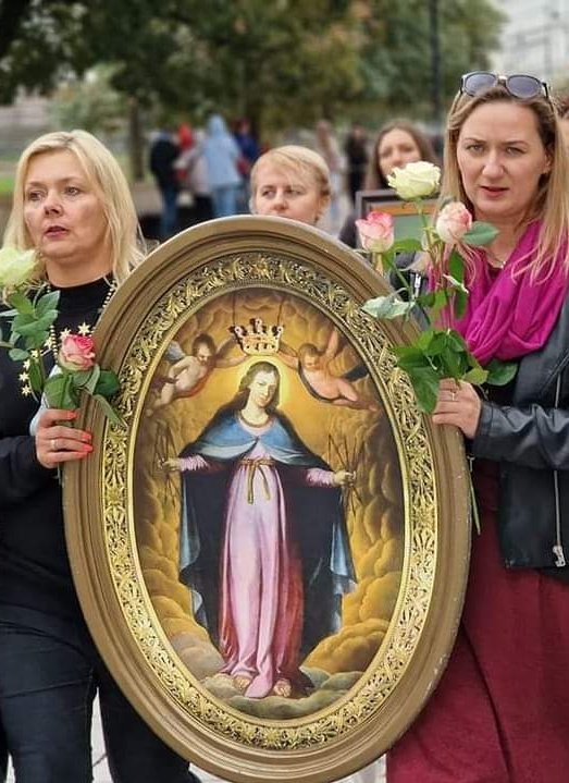 Sachinettiyil's tweet photo. Today in Warsaw, Polish Catholic women 💪 https://t.co/GxqChJkVG5