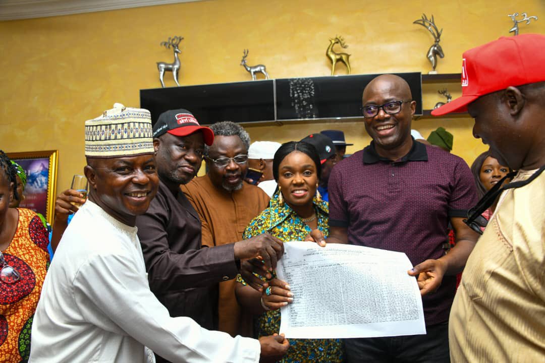 FirstLadyOyo's tweet image. Congratulations to my darling husband @seyiamakinde for his victory in the just concluded gubernatorial election in Oyo State. I thank God for giving him another opportunity to serve the people of Oyo state. To God alone be all the glory and honour.