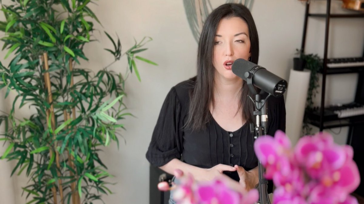 Happy Sunday beautiful people! ✨ 

For this week's video, I challenged myself to try some new things with both the music production and the video, so I hope you enjoy it! 🥰

Watch my cover of "Back to Black" by Amy Winehouse here: youtu.be/ZA8UuT_5ngA
