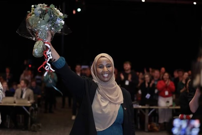 Mareegonline's tweet photo. Marian Hussein, a lawmaker from Groruddalen in northeast Oslo, made history on Saturday by shattering another glass ceiling in Norway. She was elected as the new deputy leader of Norway's Socialist Left Party (SV).
#Somalia https://t.co/i8Z8yOZp7S