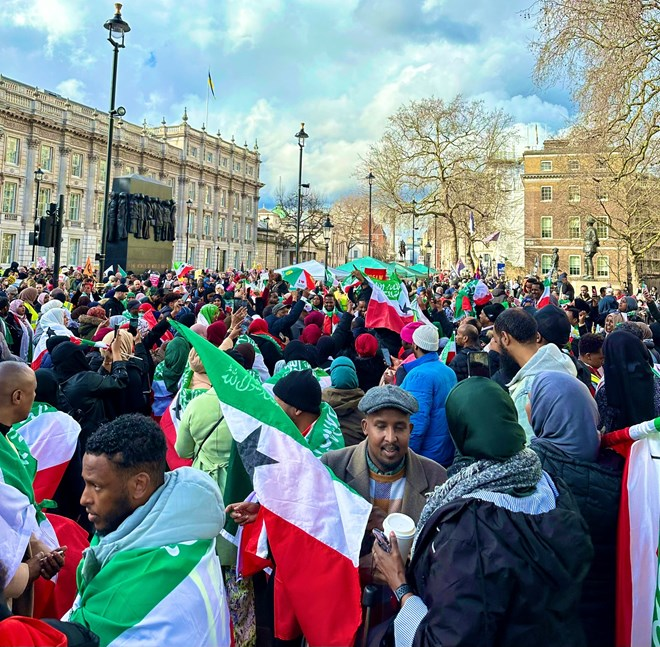 Mareegonline's tweet photo. The #Somaliland Community in the UK held demonstrations outside the UK PM's Office on Downing Street on Saturday to show solidarity with their troops who are fighting in the disputed town of #LasAnod. After six weeks of fighting, over 200 people have died, and hundreds more have been seriously injured.