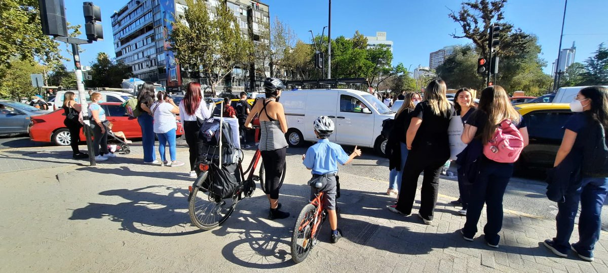 Llevar a niñas y niños en bici: de lo romántico a lo desafiante.
Ciclistas convocados por <a href="/plamobi_/">PLAMOBI</a>  se reunieron a reflexionar y compartir sus experiencias sobre cómo viven la crianza sobre dos ruedas. revistapedalea.com/llevar-a-ninas…