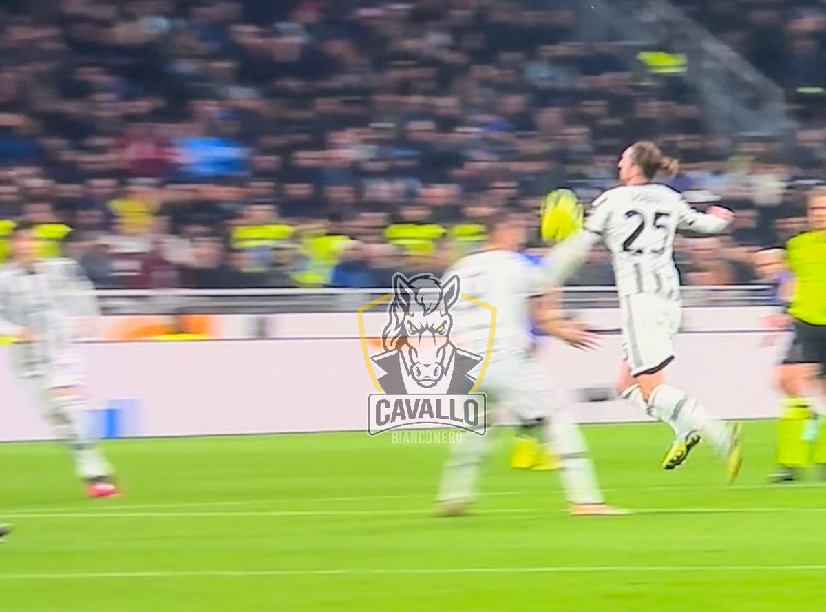 RobertHightree's tweet image. Afgelopen weekend - vanavond.

Rabiot zit op handbal en de scheids en VAR vinden het prima. Hoe dan??!! 😡🤬

#INTJUV #InterJuve #InterJuventus #JuveMerda 

@JurrVanWessem