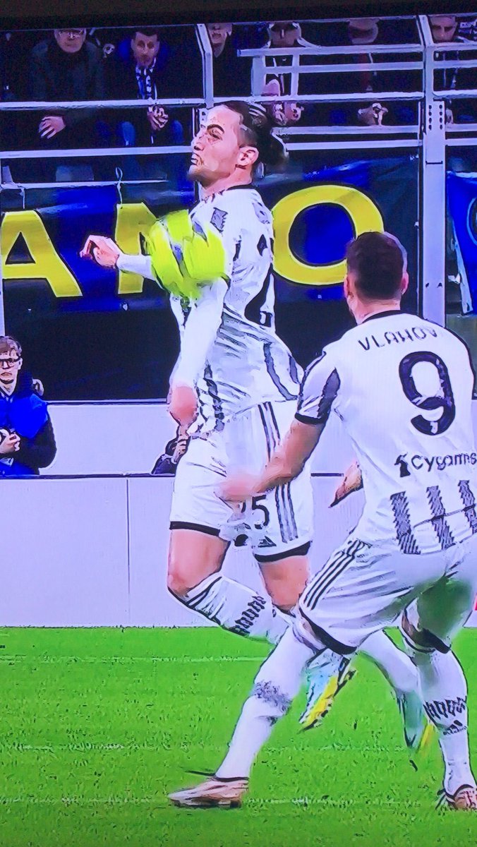 paolobozzelli's tweet image. Guarda, guarda in campo c’è 
Una nuova giocatrice
#InterJuventus #INTJUV #InterJuve