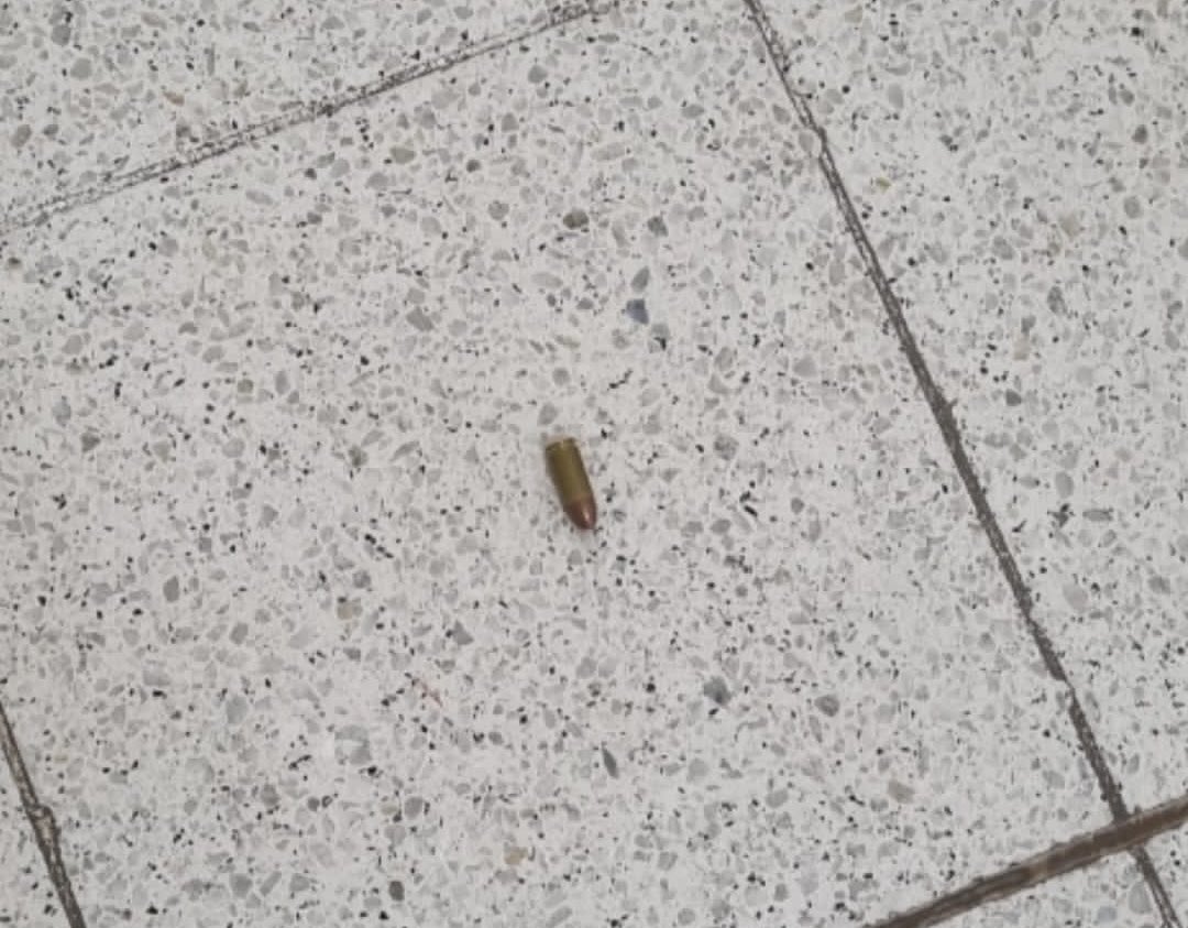 andyferreyra's tweet photo. 🔴 14:40 Hospital Eva Perón de Córdoba: un hombre le apuntó con un arma a los médicos de guardia para que le salvaran la vida a otro joven que había llegado con una herida de bala

Al huir se le cayó esta bala (foto) calibre 9mm.
El herido en una pierna también huyó del hospital. https://t.co/qwMuKPMl7J