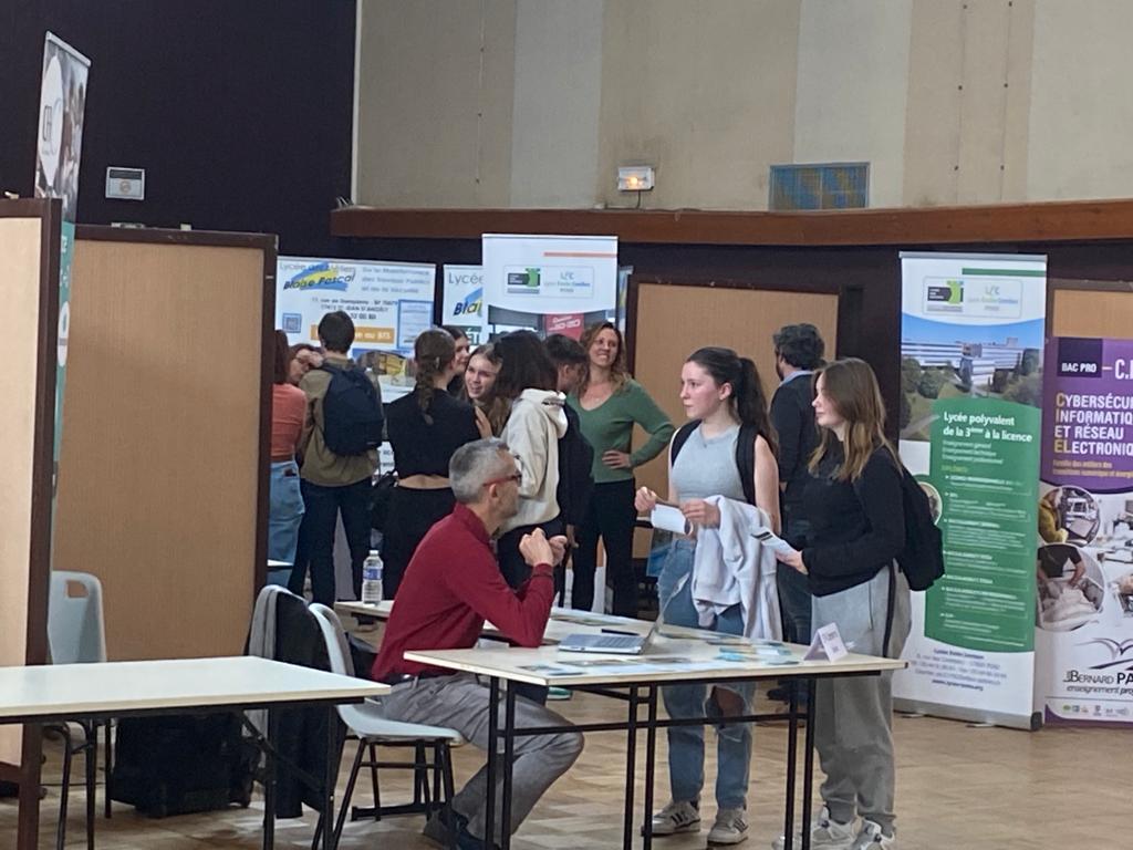 ClgFGarandeau's tweet photo. [FORUM DE LA VOIE PRO] Organisé par la #FCPE, le réseau ECLORE du Chapus (Lycée de #Bourcefranc et collèges du secteur).
Lycées professionnels et CFA étaient présents pour informer élèves et parents sur la #voieprofessionnelle. Merci🙏à tous ! #orientation @DSDEN17 @acpoitiers https://t.co/jrMsxxW8FV