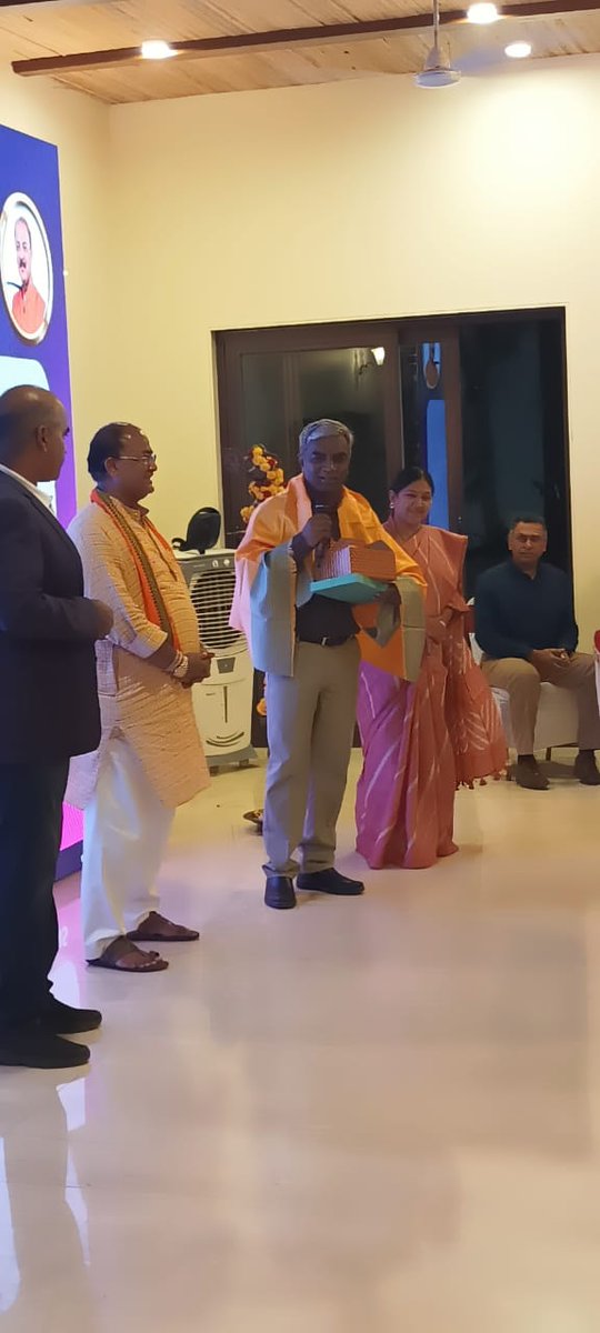ArvindLBJP's tweet photo. ಇಂದು ಮಹದೇವಪುರ ವಿಧಾನಸಭಾ ಕ್ಷೇತ್ರ ವ್ಯಾಪ್ತಿಯ ವಿವಿಧ ಕಂಪನಿಗಳ ಸಿ.ಇ.ಒ.ಗಳ ಜೊತೆ ನಡೆದ ಸಭೆಯಲ್ಲಿ ಭಾಗವಹಿಸಲಾಯಿತು.

ಈ ಸಂದರ್ಭದಲ್ಲಿ ಕ್ಷೇತ್ರದಲ್ಲಿ ನಡೆದಿರುವ ಅನೇಕ ಅಭಿವೃದ್ಧಿ ಕಾರ್ಯಗಳ ಹಾಗೂ ಶಾಸಕನಾಗಿ ಈ ಕ್ಷೇತ್ರದಲ್ಲಾದ ಅನುಭವಗಳ ಬಗ್ಗೆ ಚರ್ಚಿಸಿ ಕ್ಷೇತ್ರದ ಬೆಳವಣಿಗೆಯ ಬಗ್ಗೆ ಇರುವ ದೂರದೃಷ್ಟಿಯ ಯೋಜನೆಗಳ
(1/2) https://t.co/vzffixxns4