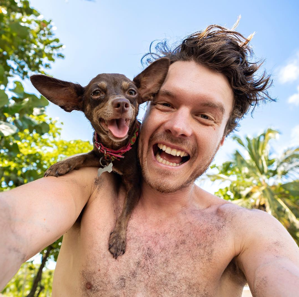 poptime's tweet photo. 🚨 VEJA: Allan Dixon, o especialista mundial em fazer selfies com animais.

Em alguns casos, ele chega a ficar horas convivendo com o animal para ganhar a confiança deles! https://t.co/4ERnp9wPie