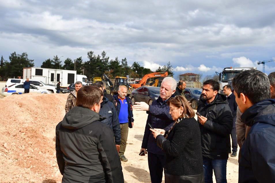 Valimiz <a href="/gul_davut/">Davut GÜL</a> ile beraber #İslahiye Geçici Barınma Merkezi’ni ziyaret edip, çalışmaları inceledik. 

#Deprem’zede vatandaşlarımız kalıcı konutlara geçene kadar buralarda misafir edeceğiz.

Bu yüzden buradaki bütün eksikleri hemen tamamlamamız lazım.