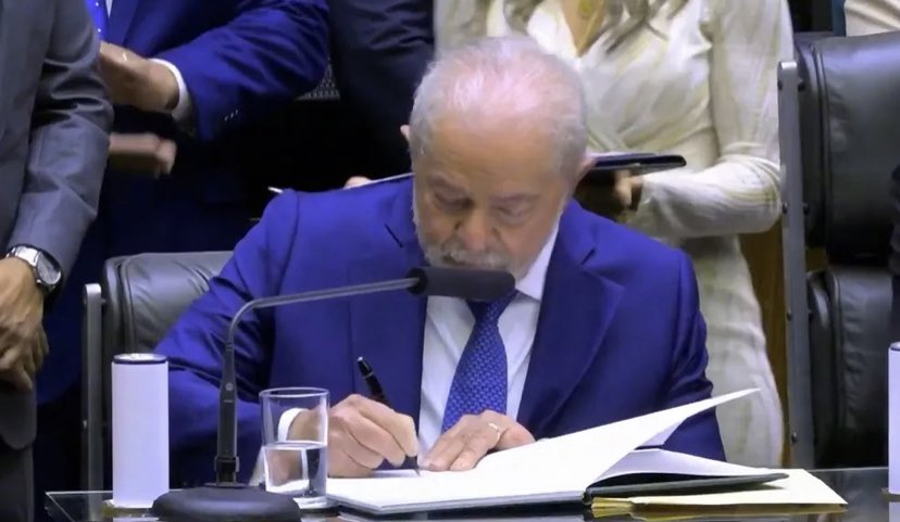 ACentralPolitic's tweet photo. 🚨Mais impostos:
Governo Lula estima arrecadar R$ 6 bilhões ao ano após regular apostas esportivas online https://t.co/JT3boWljkc