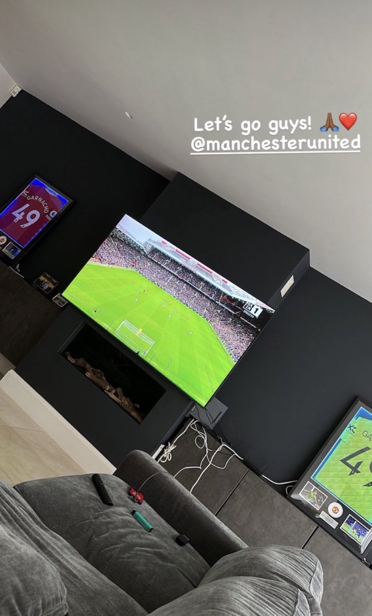 Garnacho with a firestick AND a vape?

He’s one of us.