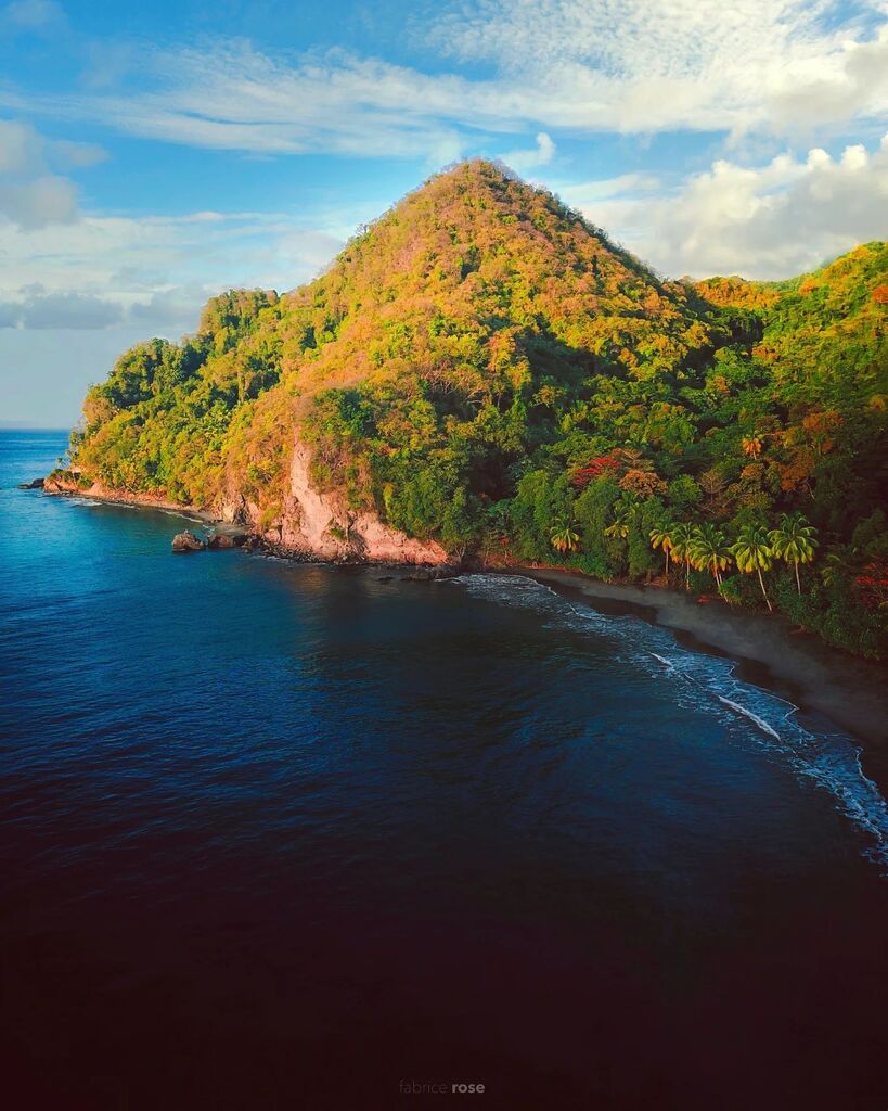 Anse Couleuvre, quelle belle plage ! Quand on a les pieds sur son sable noir, on a l'impression d'être coupé du monde...

#precheur #ansecouleuvre #martinique #martiniquetourisme #martiniquebeach #madinina #ig_martinique #djiglobal #aerialphotographer #n… instagr.am/p/Cp-q_hCMPA6/