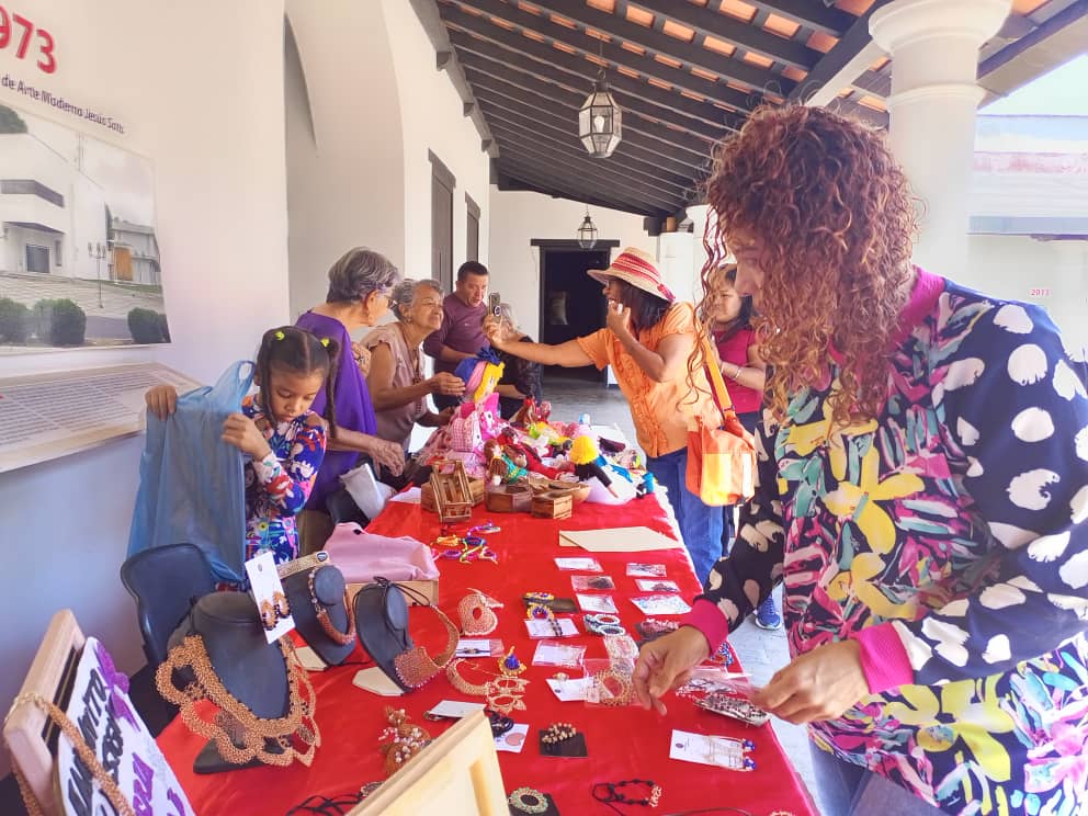 reddearte's tweet photo. #Ahora📢|| La #RedDeArte festeja desde Ciudad Bolívar📍 el #DíaNacionalDelArtesanoYArtesana💫, con la presentación de baile💃 "Yaradanza" y una exposición de artesanías, exaltamos y promovemos el talento, creatividad e imaginación de estos creadores👥.
@NicolasMaduro https://t.co/XHCvJrPVhf
