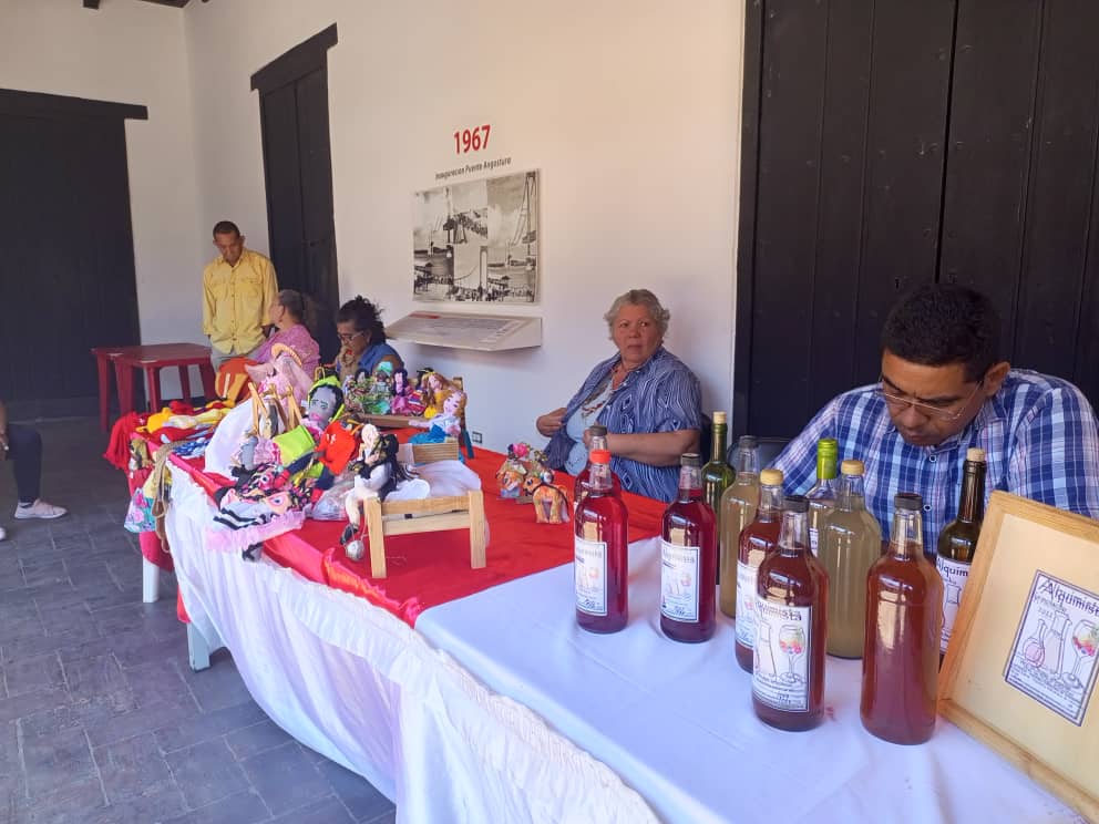 reddearte's tweet photo. #Ahora📢|| La #RedDeArte festeja desde Ciudad Bolívar📍 el #DíaNacionalDelArtesanoYArtesana💫, con la presentación de baile💃 "Yaradanza" y una exposición de artesanías, exaltamos y promovemos el talento, creatividad e imaginación de estos creadores👥.
@NicolasMaduro https://t.co/XHCvJrPVhf