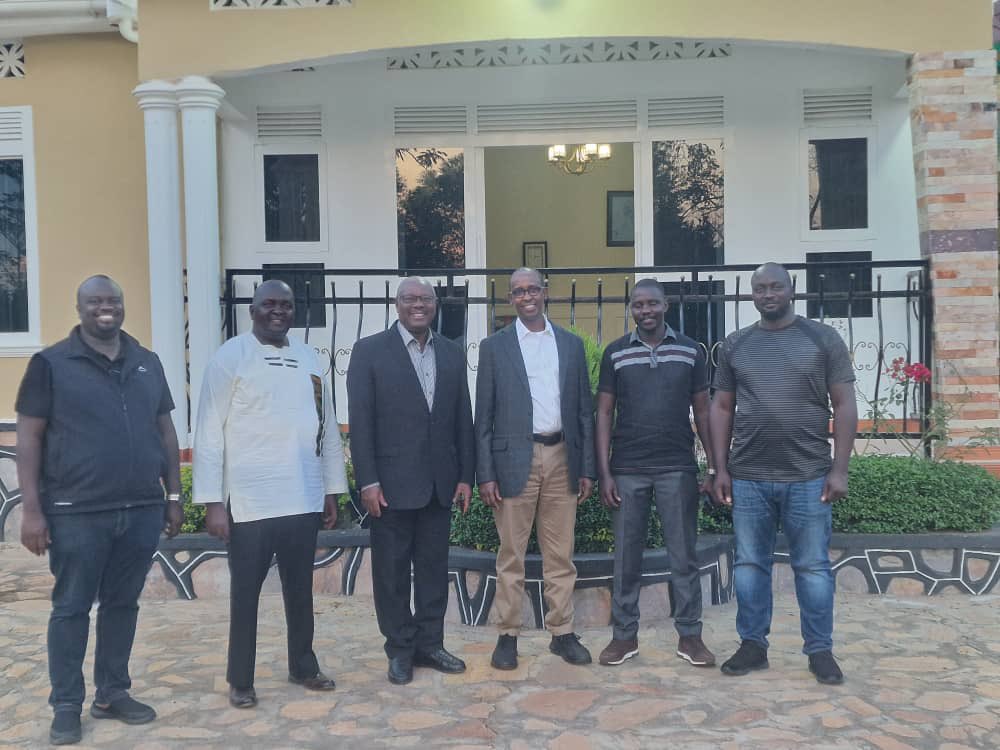 OdrekRwabwogo's tweet photo. Pleasure to be in Hoima &amp; see the products of our teaching over the years. @Bagonza has kept his father’s legacy of diligent work in his hometown. Both elders G.Tinka &amp; K. Kabagambe joined us for a meal even if the day was tough with the burial of a dear brother Kirungi Kadili https://t.co/Ci0KuszIC6