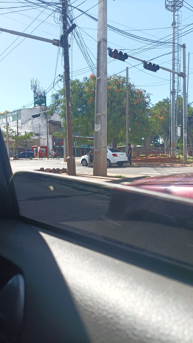 SebastianJara03's tweet photo. @asu_transito estacionado en carril para buses y sin chapa 🤣 https://t.co/mbmngFyCVW