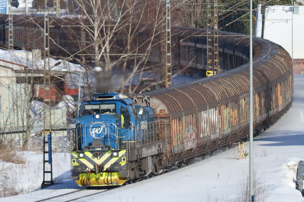 Veturimieslakosta huolimatta tarkkana tasoristeyksissä ja ratojen varsilla! Tavaraliikennettä kulkee osalla reiteistä liki normaalisti ja monet ratatyöjunat ovat liikenteessä. Ja radalla kulku on ehdottomasti kielletty, kuten aina.