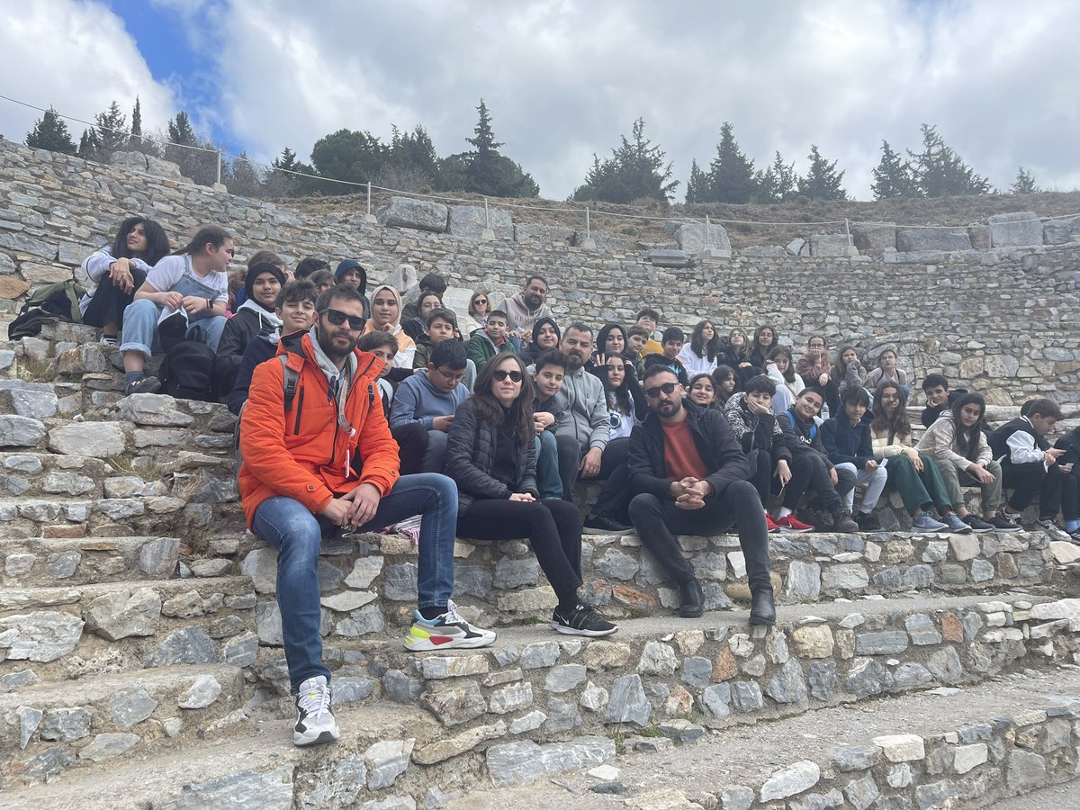 Bugün okulumuz öğrencilerimiz ve öğretmenlerimizle hem keyifli, eğlenceli hem de son derece eğitici bir tarih/kültür gezisi yaptık. Efes/Meryem Ana/Şirince ve Selçuk Müzesi gezimizden kareler… emeği geçen tüm öğretmenlerimize teşekkür ediyoruz.