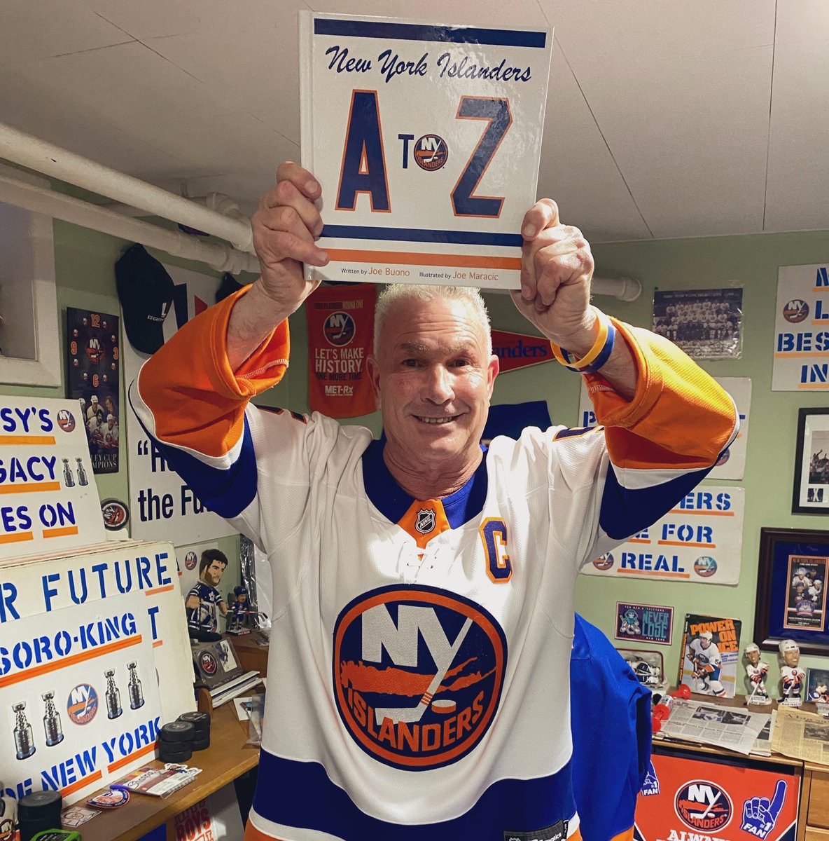 IslesFix's tweet image. Thanks to @islessignguy for giving New York Islanders: A to Z the “sign guy” treatment. 

Like your signs, this book is about fun.  

📙📘 store.bookbaby.com/book/new-york-…