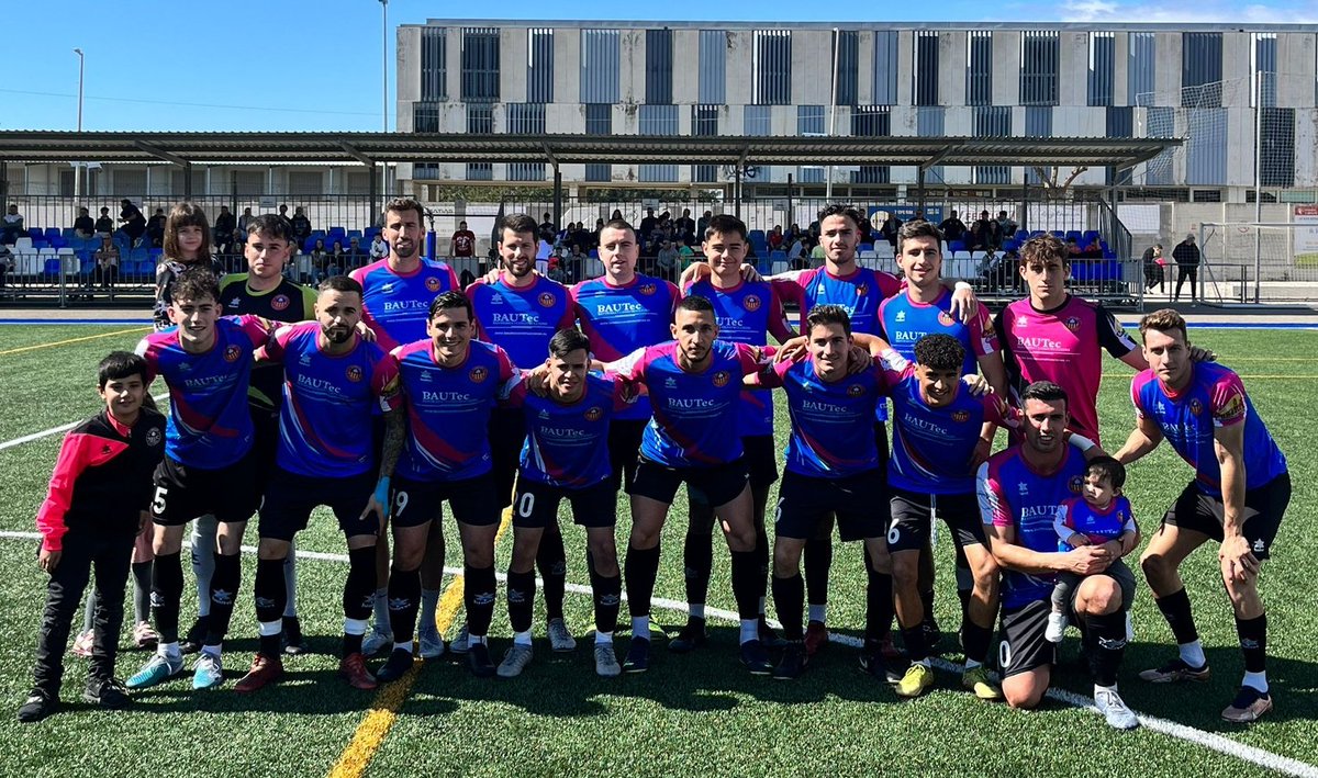 FCaparros5's tweet photo. Gran final de primera fase ante un pedazo de equipo como es @UDVistaAlegre.

Lo que se viene es muy bonito, hay que disfrutar cada minuto de partido.

Lo que daría yo por poder calzarme las botas con este grupo de bestias... 😅

¡Seguimos soñando!

#FutbolCat #2Cat3 @CFCubelles https://t.co/EP1EG66Oky