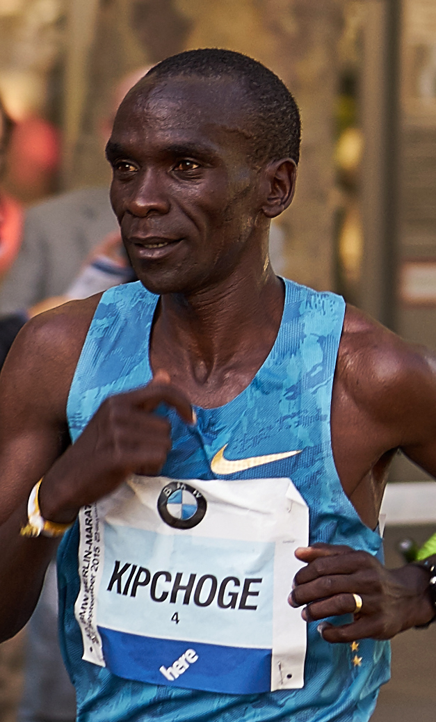 WorldKnownledge's tweet photo. L'homme que vous voyez à l'image s'appelle Eliud Kipchoge. 

Il est le recordman mondial de vitesse en marathon, ayant bouclé le marathon de Berlin en 2h 01 en maintenant une vitesse moyenne de 20,9 kilomètres/h sur les 42 kilomètres de course. 

Son entraînement est ... spécial. https://t.co/gVLIL3lma9