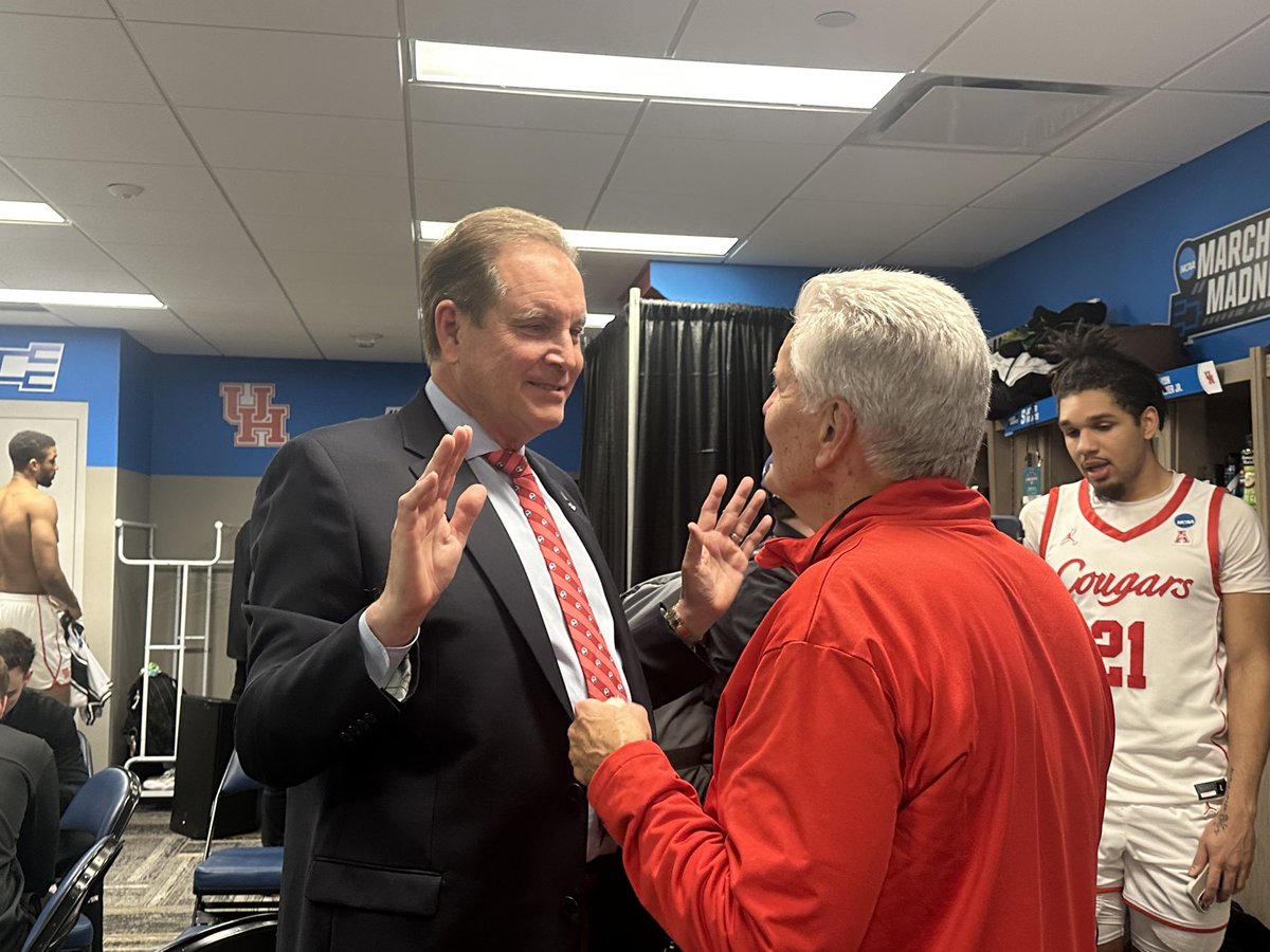 Joseph_Duarte's tweet photo. Jim Nantz and Bill Worrell stopped by ⁦@UHCougarMBK⁩ locker room after Saturday’s win to advance to Sweet 16. https://t.co/615iTQzbbE
