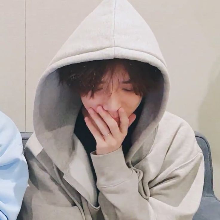 yjunstuffj's tweet image. A menina que tava lá só saiu sem me falar nada claro né ia falar alguma coisa para uma escrota Aí eu parei de escutar o txt 15 de julho de 2022 o YouTube me recomendou uma música deles novamente