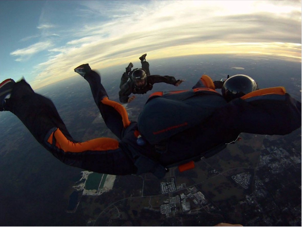 learn_skydiving's tweet photo. Andy passing his #AFF level 3 #skydive and he’s #skydiving on his #affcourse with https://t.co/ApqYFroVkd https://t.co/MExtgzeWWW