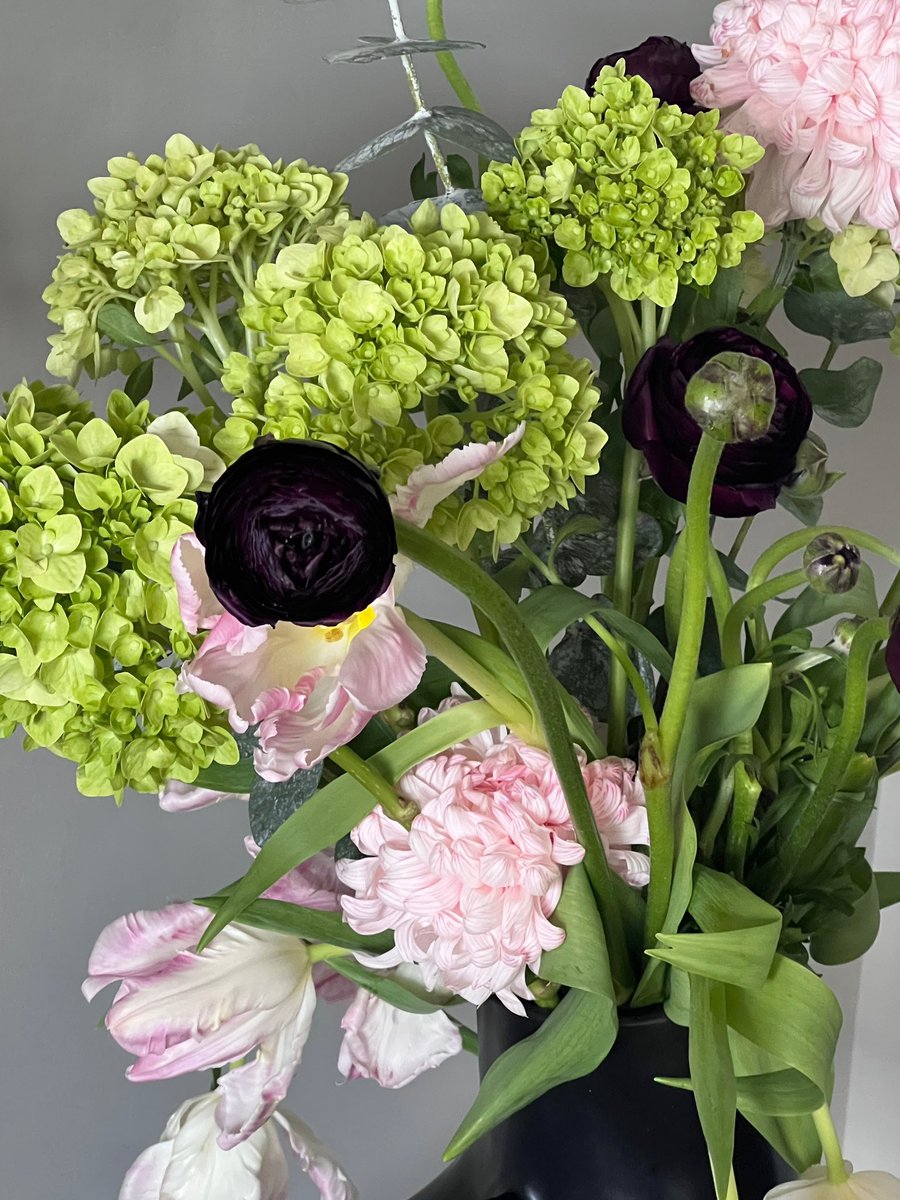 GirlvDesign's tweet photo. The sun is so bright as we prepare for a new week we pause to appreciate the day of rest today and the new season soon arriving. We love creating beautiful arrangements at the end of our design projects for our clients reveal this one feels so good for a new season SPRING! https://t.co/fWA8oWCiGu
